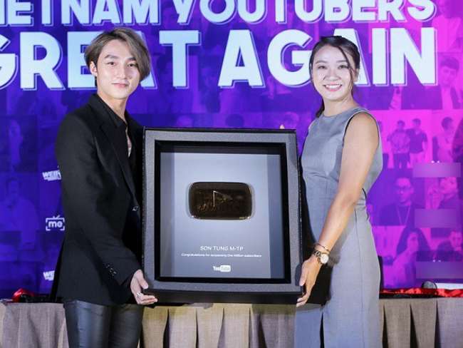 Sở hữu loạt MV trăm triệu view như “Nơi này có anh”, “Lạc trôi”, “Hãy trao cho anh”…  kênh YouTube của Sơn Tùng hiện có hơn 1,3 tỷ lượt xem cùng hơn 6 triệu lượt đăng ký.