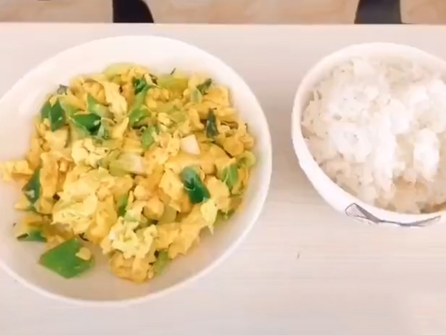 Video Clip Cười - Màn nấu ăn "cục súc" của anh chồng khi vợ vắng nhà