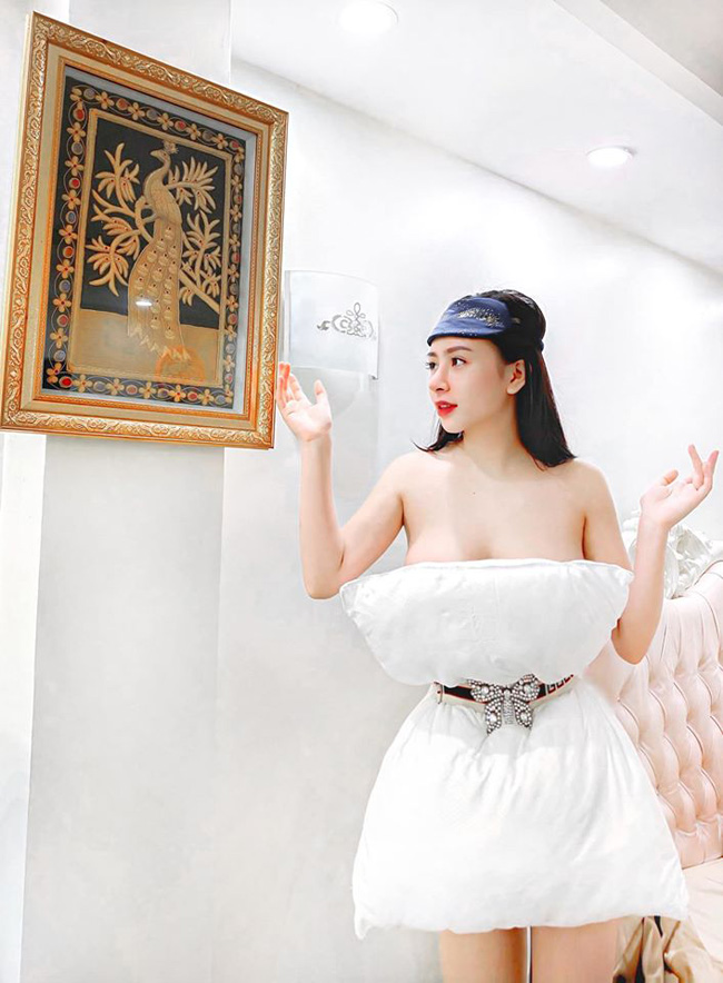 Trong những ngày ở nhà cách ly xã hội để chống dịch Covid-19, hội gái xinh Việt hưởng ứng nhiệt tình thử thách "biến gối ngủ thành váy". Một cô gái trong số đó đã thu hút sự chú ý của đông đảo dân mạng khi tham gia thử thách này. 