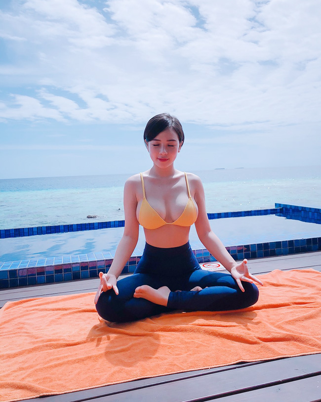 Phương cho hay, khi thấy một cô gái châu Âu thực hiện thử thách lấy gối làm váy, cô khá tò mò và cũng muốn thử sức.&nbsp;