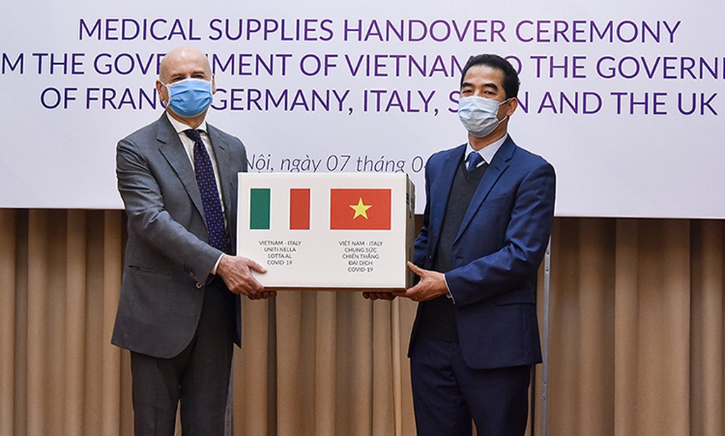 Thứ trưởng Ngoại giao Tô Anh Dũng (bên phải) trao tượng trưng khẩu trang cho Đại sứ Italy tại Việt Nam (ảnh: The Diplomat)