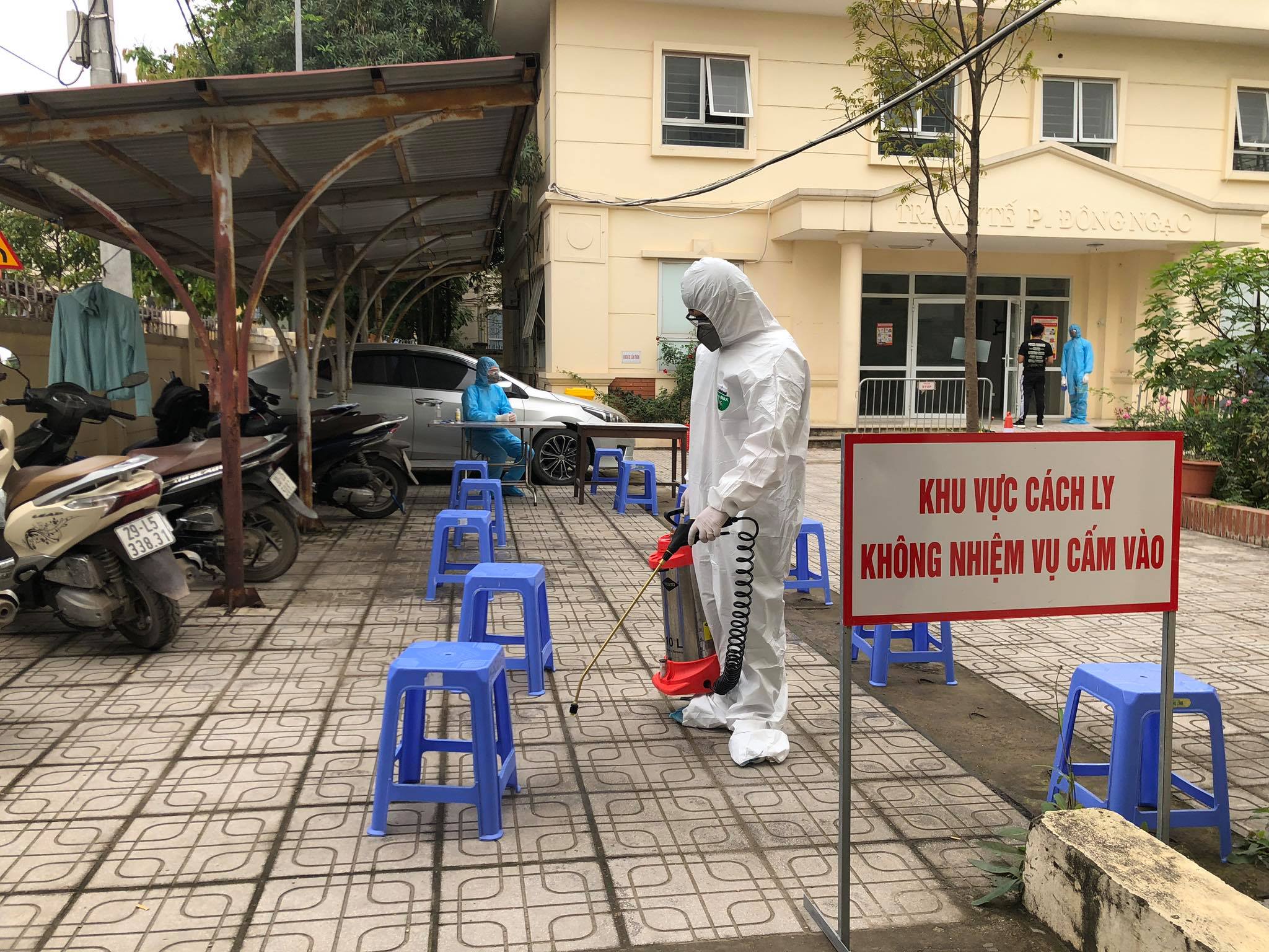 Lực lượng chức năng phun khử khuẩn tại trụ sở công an phường.