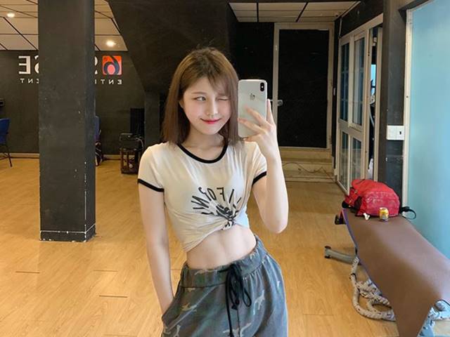 Làm đẹp - Đây là cô gái có vòng eo nhỏ kỷ lục showbiz Việt