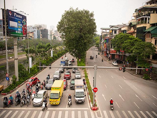 Cảnh đối lập giữa ngày đầu và sau 1 tuần cách ly xã hội tại Hà Nội