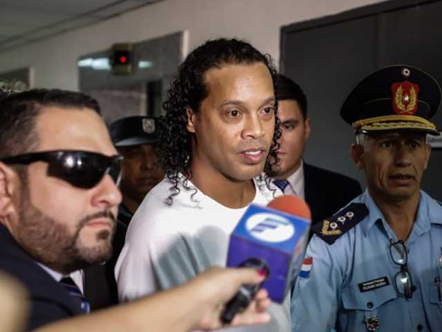 Ronaldinho không còn phải chịu cảnh ngục tù