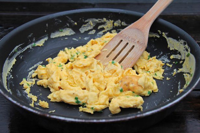Siêu đầu bếp Gordon Ramsay chia sẻ 6 sai lầm hàng đầu khi làm trứng chiên - 1