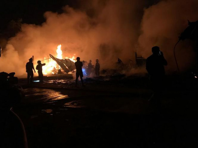 Lực lượng chức năng đang dập tắt đám cháy - ảnh Nguyễn Ngọc&nbsp;&nbsp;
