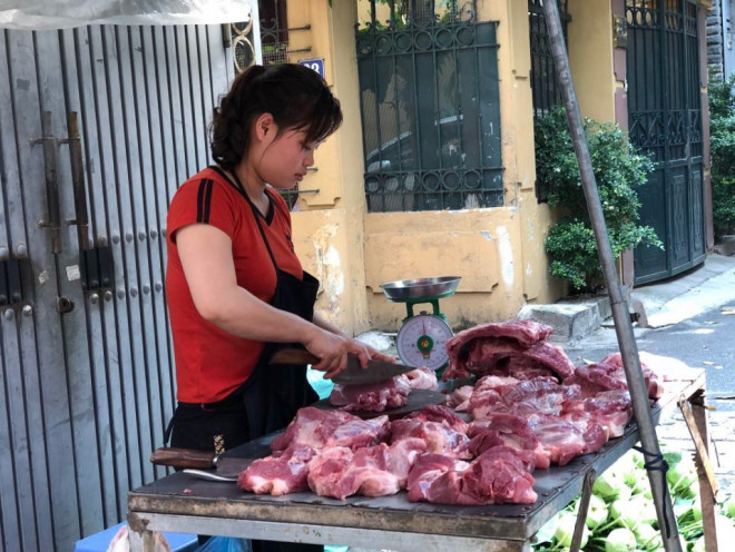 Giá thịt lợn tại chợ dân sinh, siêu thị vẫn ở mức cao, dao động từ 140.000 đến hơn 200.000 đồng/kg, cá biệt có thương hiệu bán với giá gần 400.000 đồng/kg thịt lợn