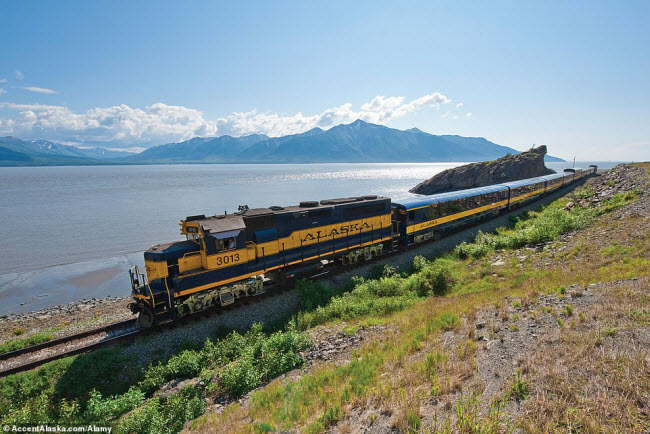 Đường sắt Alaska, Mỹ: Tuyến đường sắt chạy dọc bờ biển kết nối giữa Turnagain Arm và vịnh Alaska. Con đường này thỉnh thoảng bị ngập trong nước khi thủy triều dâng cao hơn 1m.
