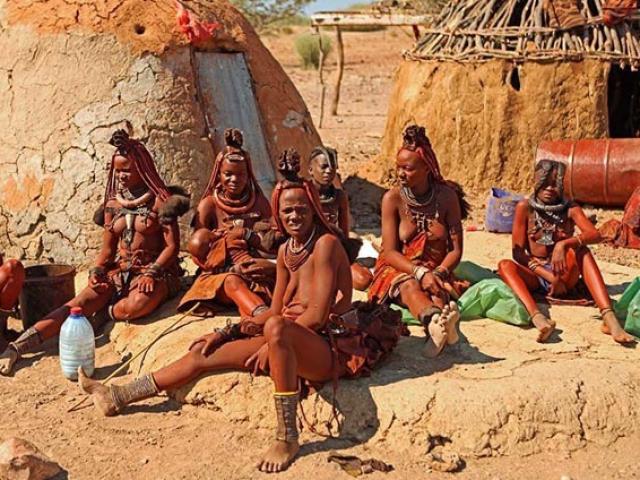 Bạn trẻ - Cuộc sống - Nơi phụ nữ cả đời không tắm bằng nước và luôn để ngực trần