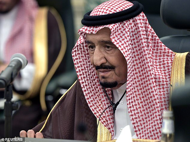 Quốc vương Ả Rập Saudi Salman, 84 tuổi, tự cách ly ở một hòn đảo vắng người.