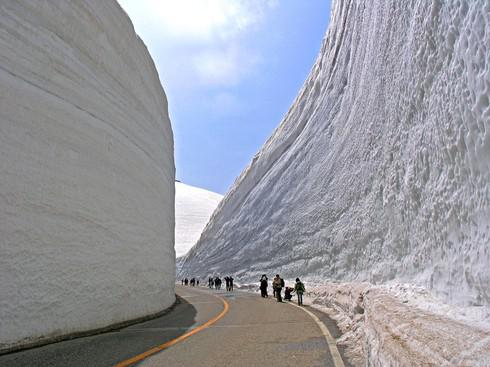 Những bức tường tuyết cao 20 mét tại Nhật Bản