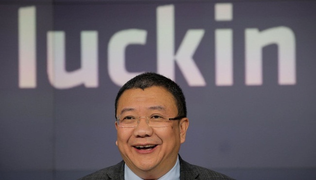 Ngay sau sự việc trên, một động thái khác vừa mới xảy ra là chủ tịch Luckin Coffee - ông Charles Zhengyao Lu và CEO Jenny Zhiya Qian đã giao cổ phần trong chuỗi cà phê Trung Quốc sau khi một công ty do gia đình Lu quản lý đã vỡ nợ do khoản vay&nbsp; 518 triệu USD, hãng Reuters dẫn thông tin một ngân hàng cho hay.