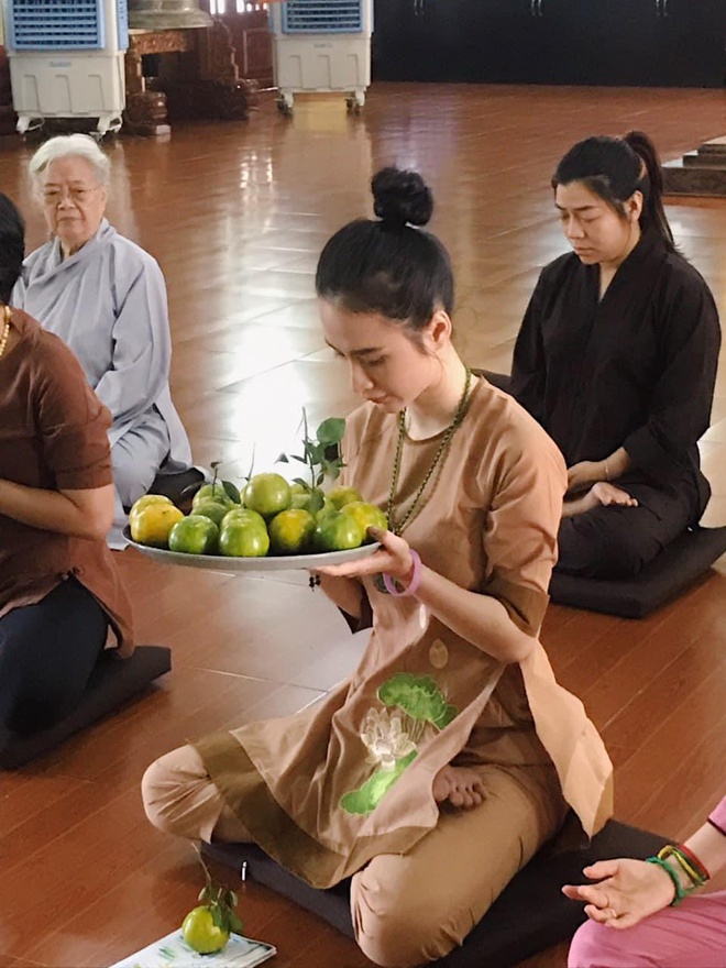 "Thần đồng nhí" bỏ nghề, thay đổi khó nhận ra: Xuân Mai đi bán phở, Angela Phương Trinh vào chùa tu tập - 10