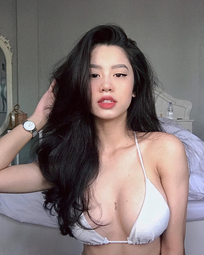 Hot girl quê Thanh Hóa cho biết, thu nhập từ việc quảng cáo không quá lớn, nhưng giúp cô tự lo được mọi thứ cho bản thân, giúp đỡ gia đình và tiết kiệm cho tương lai.
