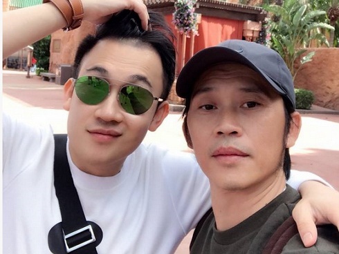 Dương Triệu Vũ đi định cư từ năm 9 tuổi và trở về Việt Nam hoạt động nghệ thuật từ năm 2010.