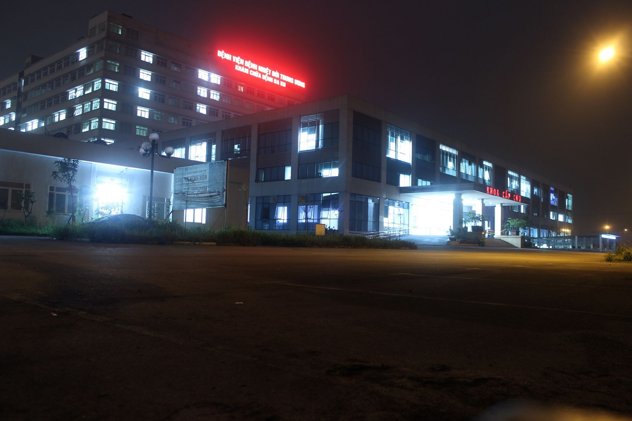 Bệnh viện Bệnh Nhiệt đới đới Trung ương trông yên bình trong đêm nhưng lại là tuyến đầu, nơi điều trị hầu hết bệnh nhân nhiễm Covid-19 ở miền Bắc.