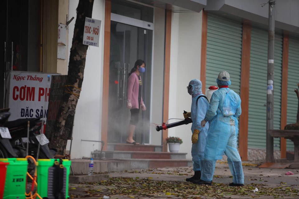 Lực lượng y tế đã phun khử khuẩn toàn bộ khu vực thôn Hạ Lôi (Mê Linh, Hà Nội), đồng thời yêu cầu người dân mở cửa để phun cả phía trong nhà. Ảnh Hồng Phú