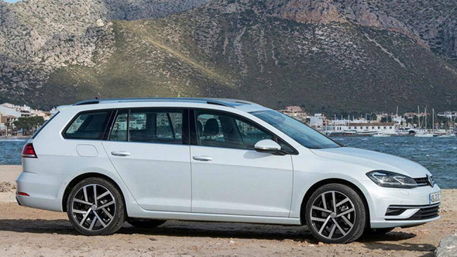 10. Volkswagen Golf 2020 (giá khởi điểm: 23.195 USD)
