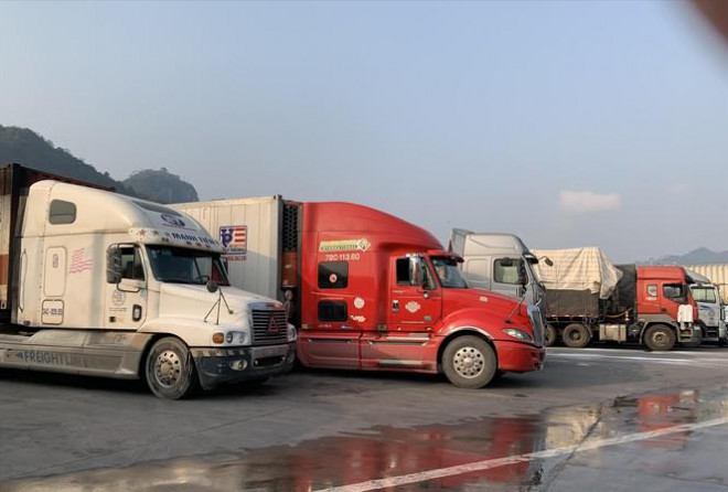 Các xe chở hàng được phép sang Trung Quốc chờ đến lượt thông quan sang bên kia biên giới Ảnh: Duy Chiến