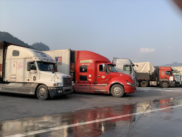 Thị trường - Tiêu dùng - Trung chuyển ở cửa khẩu Lạng Sơn: Doanh nghiệp kêu bị 'bắt chẹt'
