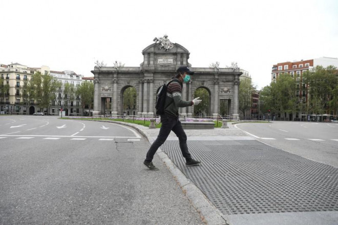 Đường phố Madrid (Tây Ban Nha) vắng vẻ vì lệnh phong tỏa phòng dịch COVID-19, trong ngày 9-4. Ảnh: REUTERS