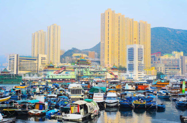Aberdeen, Hong Kong: Ngôi làng là một trong những địa điểm du lịch hấp dẫn nhất ở Hong Kong. Tại đây, du khách có thể đi thuyền ngắm cảnh và dừng chân trên nhà hàng nổi để thưởng thức hải sản.
