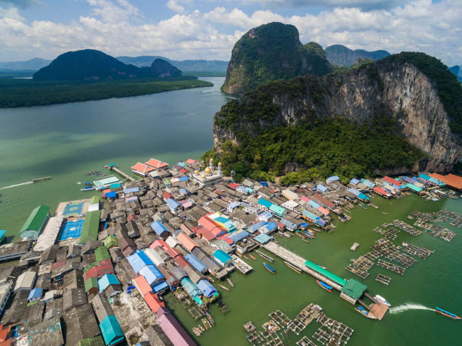 Koh Panyi, Thái Lan: Ngôi làng nằm giữa hàng trăm hòn đảo đá vôi trên vịnh Phang Nga. Cư dân ở đây chủ yếu là con cháu của 2 gia đình Hồi giáo trốn khỏi Indonesia cách đây khoảng 200 năm.
