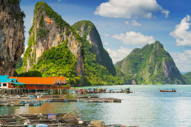 Ngôi làng nổi Koh Panyi có trường học, chợ, nhà thờ Hồi giáo và cả một sân bóng đá được xây dựng từ các bè cá cũ.

