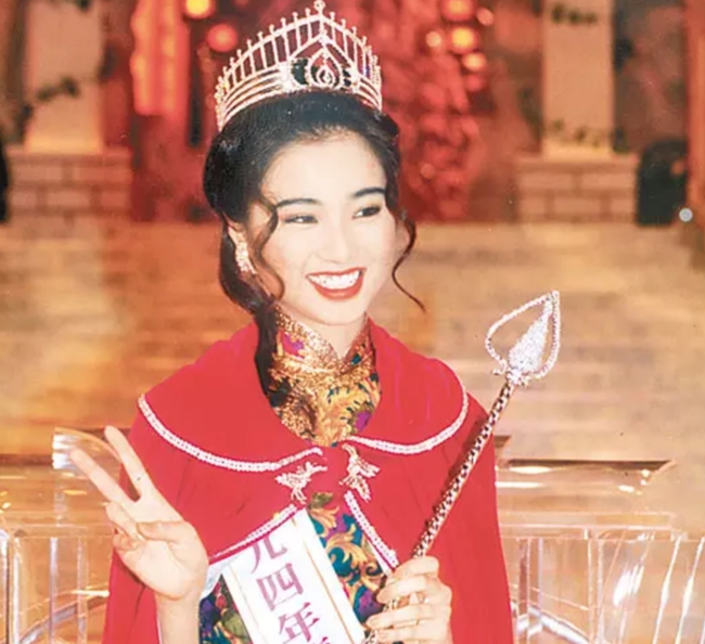 Đàm Tiểu Hoàn đăng quang Hoa hậu Hong Kong 1994. Sau đó, cô lấn sân đóng phim. Tác phẩm ấn tượng nhất của người đẹp là "Người trong giang hồ". Trước khi đăng quang Hoa hậu, người đẹp họ Đàm là tiếp viên hàng không hãng Cathay Pacific.