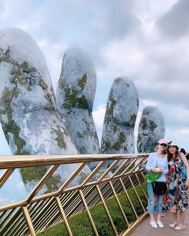 Diễm Lệ và bạn bè đi du lịch ở cầu Vàng ở Đà Nẵng. Đầu năm 2020, cô chia sẻ nhiều hình ảnh về ăn Tết ở Hong Kong và gặp gỡ bạn bè.