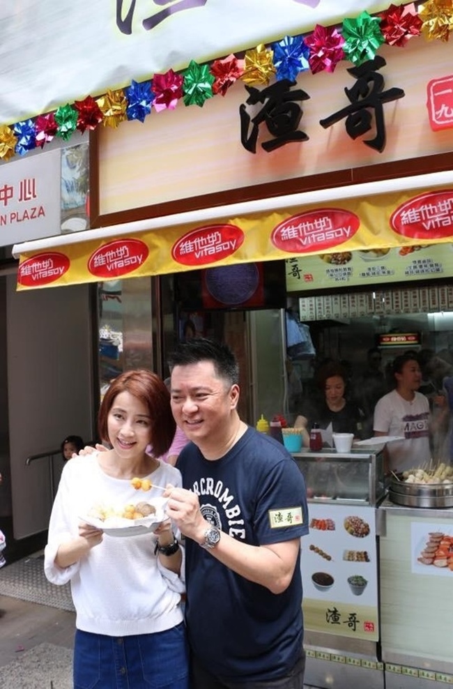 Mức lương bèo bọt ở TVB cộng với việc nhận thấy thu nhập từ nghề diễn không đủ trang trải cuộc sống, Đàm Tiểu Hoàn chuyển sang kinh doanh. Năm 2014, cô mở cửa hàng bán cá viên chiên và nhanh chóng mở rộng ra nhiều chi nhánh.