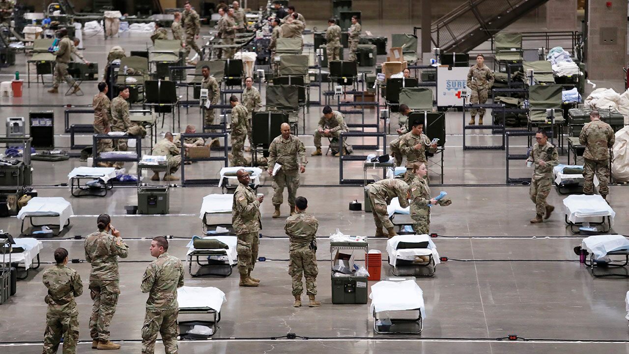 Binh sĩ quân đội Mỹ đang tháo dỡ dần bệnh viện dã chiến tại Washington (ảnh Fox News)