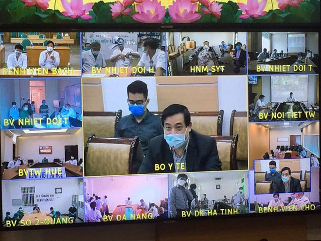 Các chuyên gia tại buổi hội chẩn bệnh nhân nặng. (Ảnh: Lê Hảo)