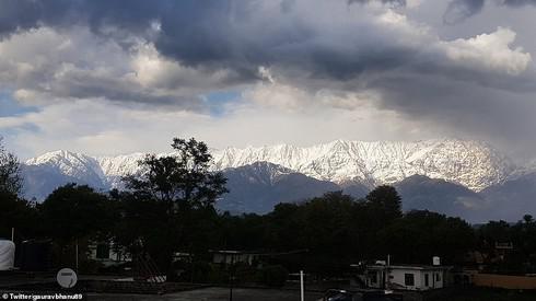 Hình ảnh rõ nét về Himalaya từ nhà dân Ấn Độ cách hơn 200 km