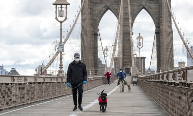 Người dân New York dắt chó đi dạo trong quãng thời gian cách ly xã hội vì dịch Covid-19.
