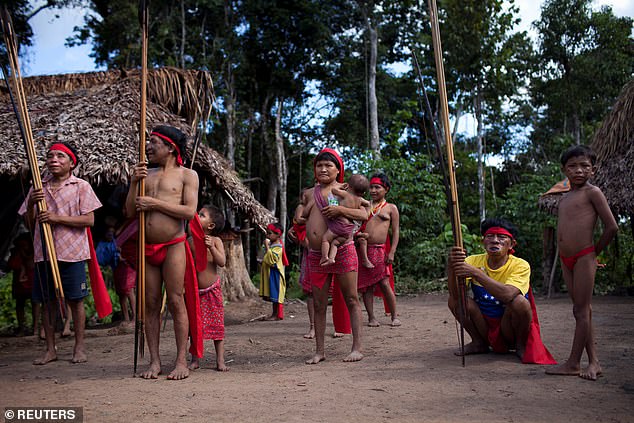 Thành viên bộ lạc nguyên thủy Yanomami ở Brazil.