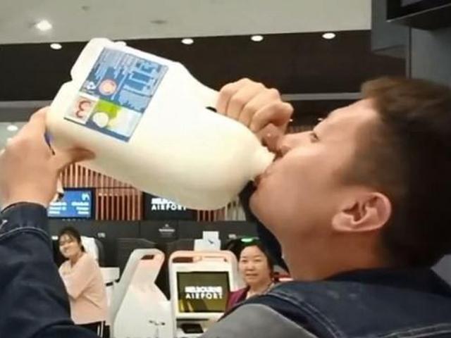 Truyện cười - Truyện cười: Tai nạn vì uống sữa nguy hiểm hơn uống rượu