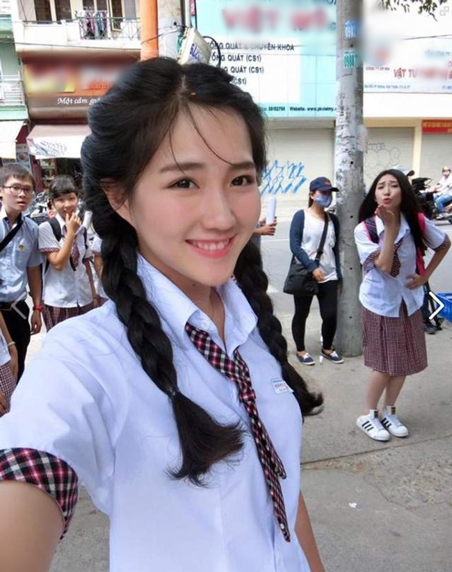 Hot girl Sài thành nổi lên từ bức ảnh chụp khi mới tan trường với nụ cười tỏa nắng. Vẻ đẹp trong sáng, dễ thương của Kiều Trinh khi đó giúp cô nổi tiếng và được mệnh danh là &#34;hot girl trà sữa&#34;.&nbsp;Năm 2017, cô nàng bất ngờ phủ sóng trên các mặt báo quốc tế với bức ảnh &#34;hot girl vườn đào&#34;.