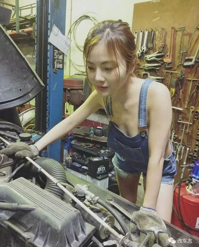 Trong đó, người mẫu Đài Loan này từng gây chú ý với bộ ảnh cô thợ sửa xe mặc sexy. Với bộ ảnh này, cô hoàn toàn diện mốt "thả rông".