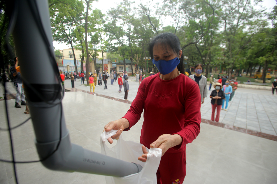 Sáng nay 11/4, nhiều người dân ở nghèo, người có hoàn cảnh khó khăn biết tin đã đến Nhà Văn hóa phường Nghĩa Tân (quận Cầu Giấy, Hà Nội) để nhận gạo miễn phí từ cây “ATM gạo”. Đây là cây “ATM gạo” đầu tiên ở Hà Nội.