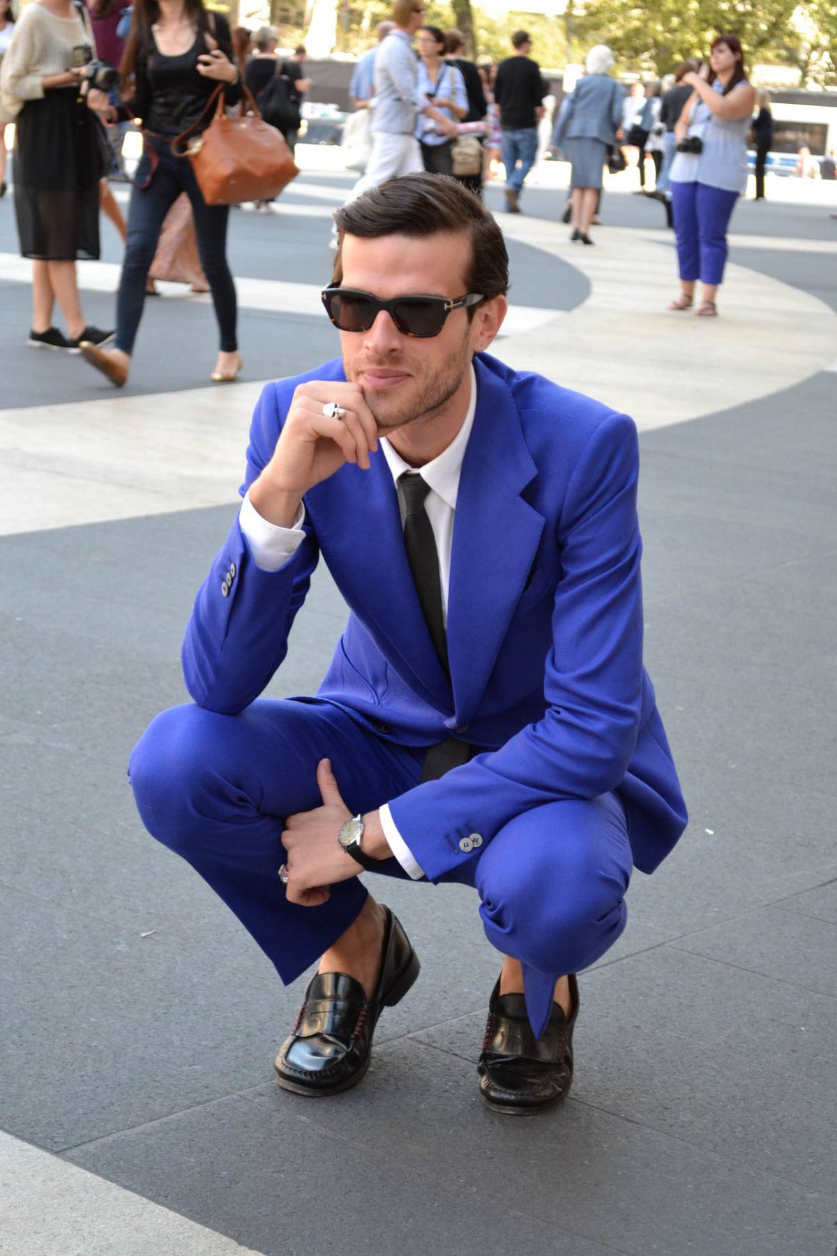 Quý ông nào cũng cần suit xanh và cách phối nó với đủ màu sơ mi, cà vạt - 1