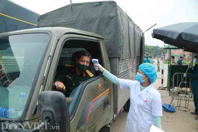 Thôn Hạ Lôi (xã Mê Linh, huyện Mê Linh, Hà Nội) được phong tỏa, tạo các chốt chặn tại tất cả các ngõ ngách đi vào thôn để phòng, chống sự lây lan của dịch bệnh Covid-19, sau khi phát hiện tại đây có người dương tính với SARS-CoV-2.