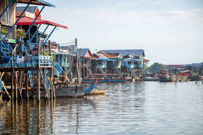 Chong Khneas, Campuchia: Ngôi làng nằm trên Biển hồ, một trong những hồ nước ngọt lớn nhất châu Á. Cộng đồng dân cư trên hồ có trường học, chùa, nhà thờ cũng như nhà hàng và khách sạn để phục vụ du khách.
