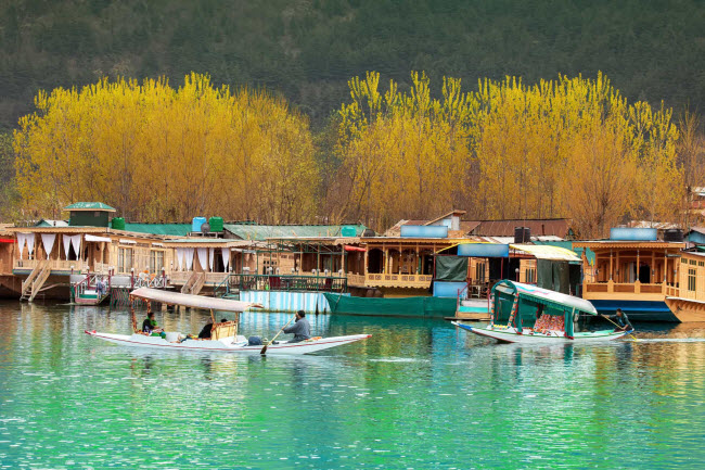 Những chiếc thuyền Shikaras là phương tiện di chuyển chính trên hồ Dal. Chúng được sử dụng để đưa hàng hóa tới chợ, trẻ em tới trường và du khách tới các nhà nổi.
