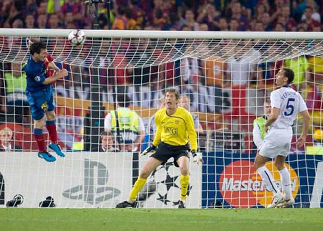 Messi đánh đầu tung lưới Van der Sar