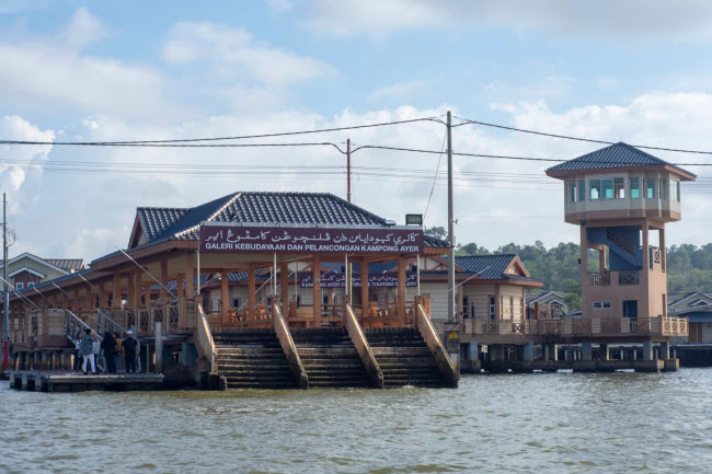 Ngôi làng Kampong Ayer có các nhà thờ, trường học, nhà hàng và tất cả mọi người được tiếp cận điện, nước sạch và truyền hình.
