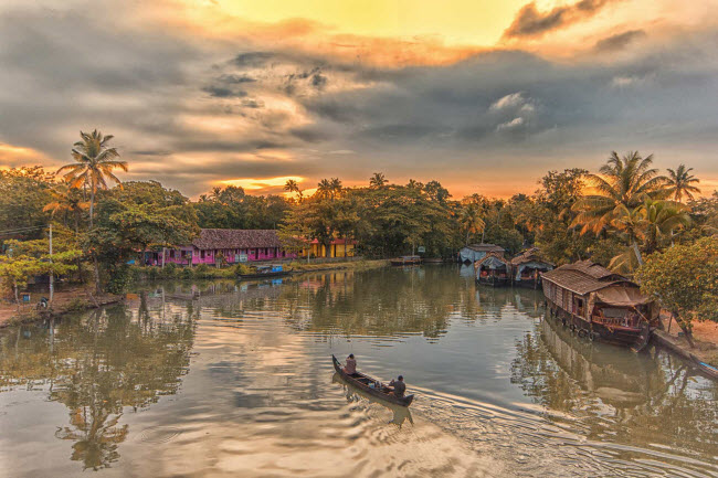 Kumarakom, Ấn Độ: Ngôi làng nổi yên tĩnh nằm dọc chiều dài 97 km của hồ Vembanad. Nơi đây nổi tiếng với nhiều nhà thuyền ấn tượng.
