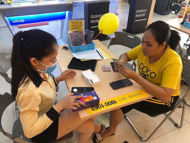 Điện thoại Vsmart được đánh giá đang phá vỡ những quy tắc trong ngành smartphone, tự tạo chuẩn mực mới trên thị trường