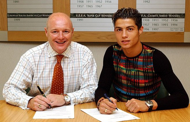 Ronaldo trong ngày ký hợp đồng với MU năm 2003